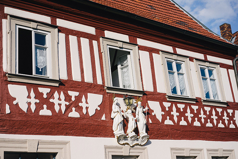 Herstellung und Einbau der historischen Fenster mit Wärmedämmung